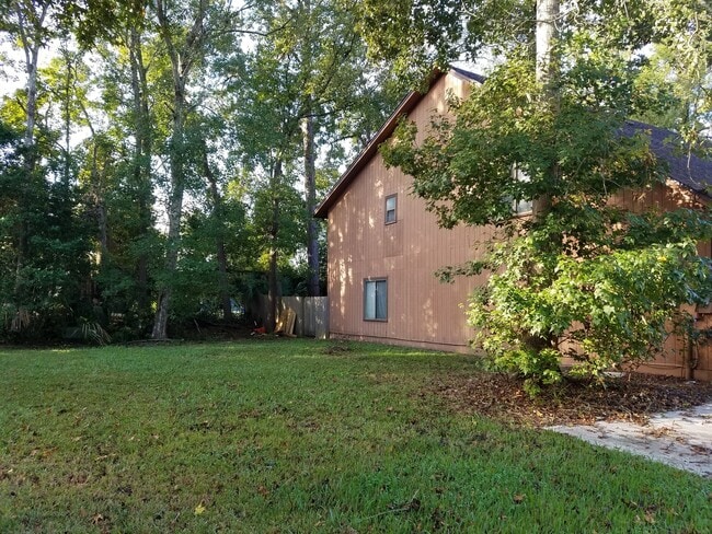 Building Photo - $1395 - 3/2/1 - Great Apartment - Upstairs...