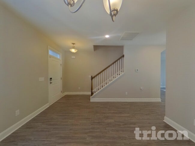 Foto del edificio - 607 Roseridge Dr