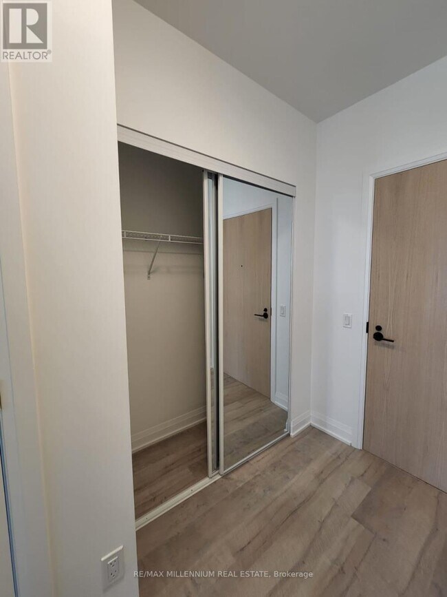 Photo du bâtiment - 50 George Butchart Dr