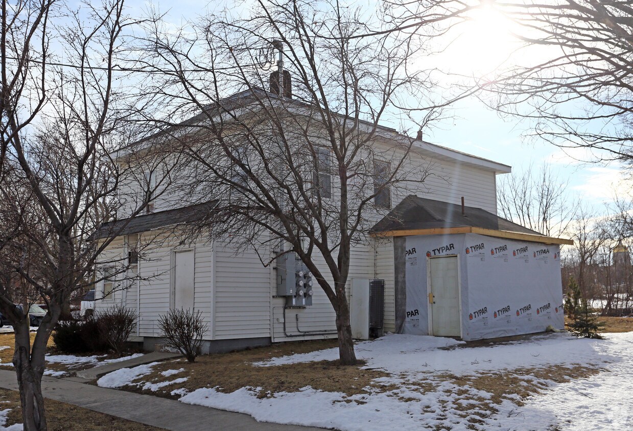 Building Photo - 620 E 16th St