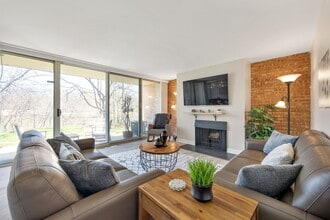 Building Photo - 6000 E Lake Dr