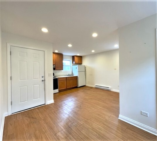 Building Photo - 2811 S Archer Ave