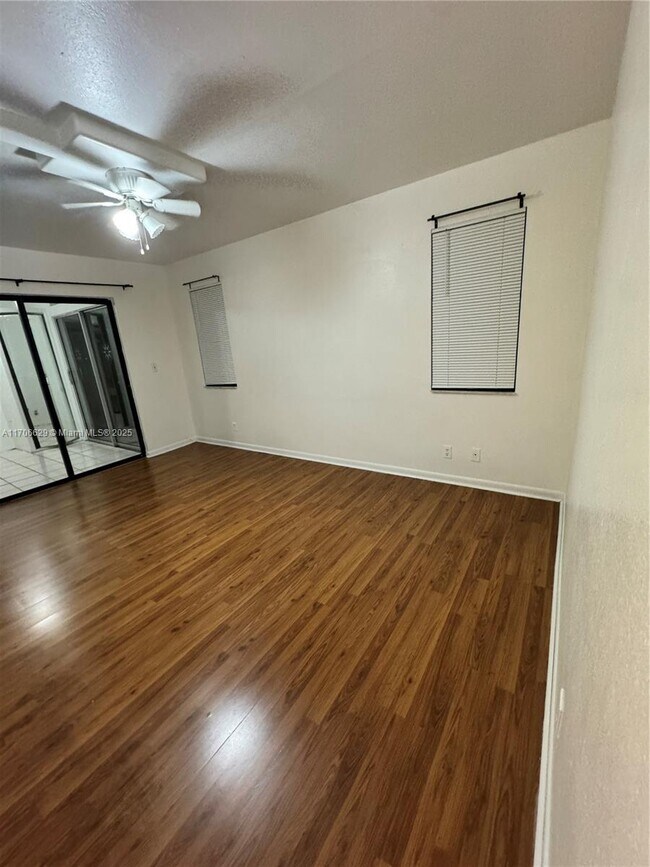 Foto del edificio - 8773 Shadow Wood Blvd