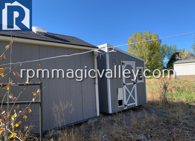 Building Photo - Horse Property! Located in Big Little Ranc...