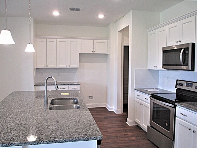 Building Photo - 3278 Roundabout Dr