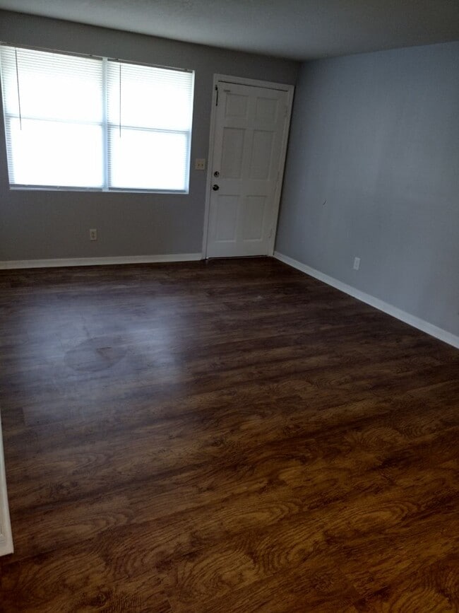 Living - 428 W Montrose St