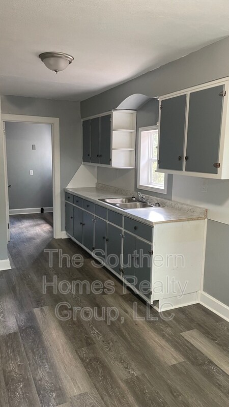 Building Photo - 303 S Oak St