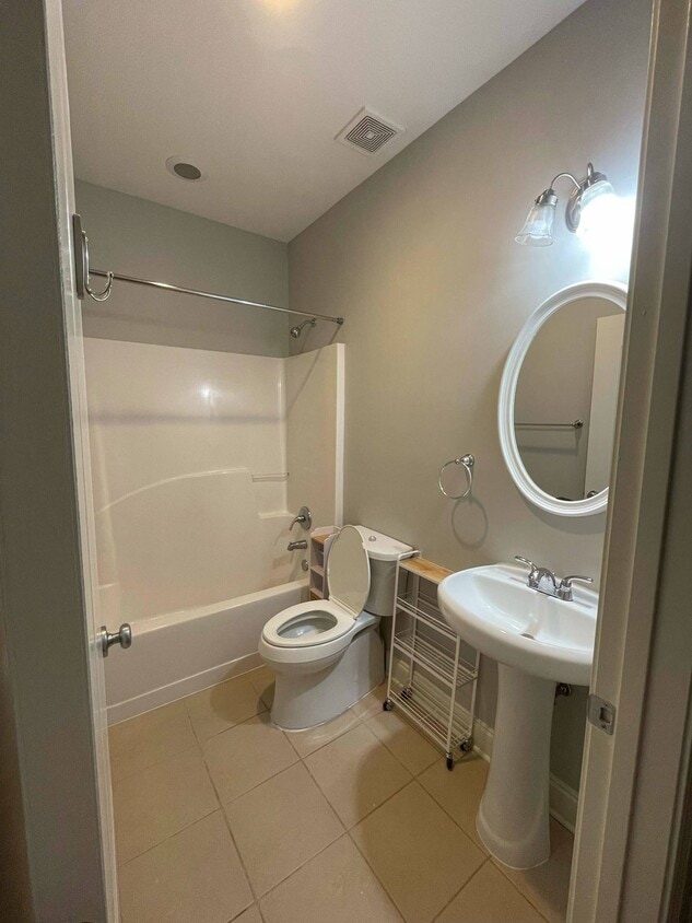 Building Photo - 1964 Sterling Oaks Cir NE