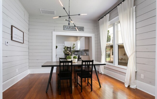 Historical Victorian Farmhouse minutes fro... - Historical Victorian Farmhouse minutes fro...