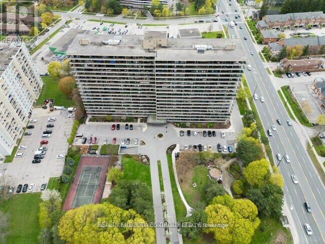 Building Photo - 8111-8111 Yonge St