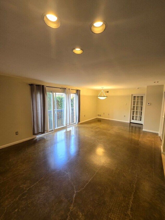 Primary Photo - 5425 Fifth Ave