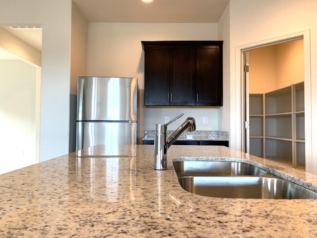 Foto del edificio - 18485 N Lakeside Dr