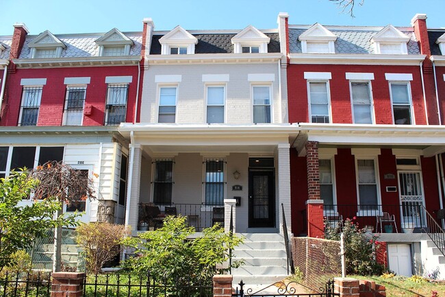 Building Photo - 914 12th St NE