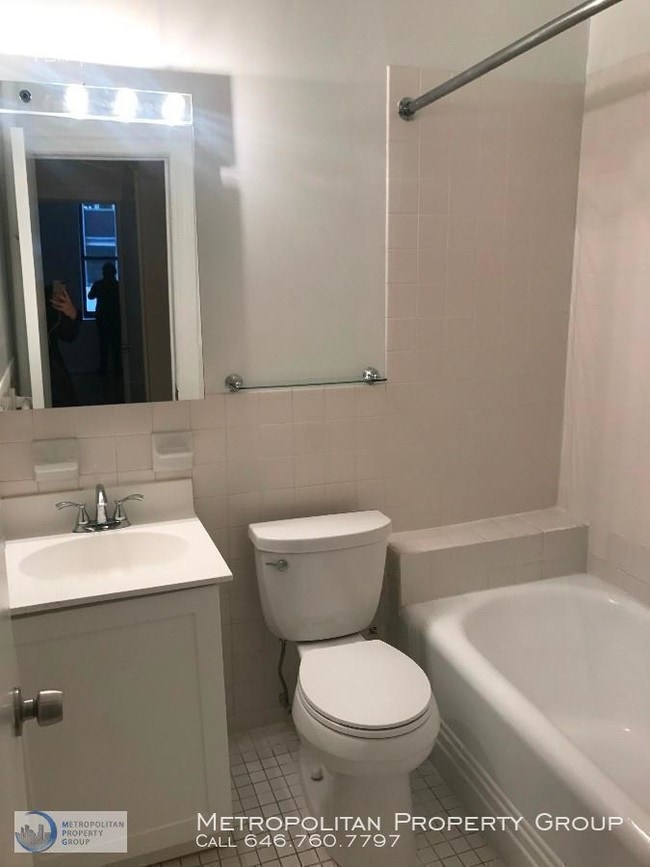 Building Photo - Cozy 1 Bedroom - Midtown West, No Fee!!