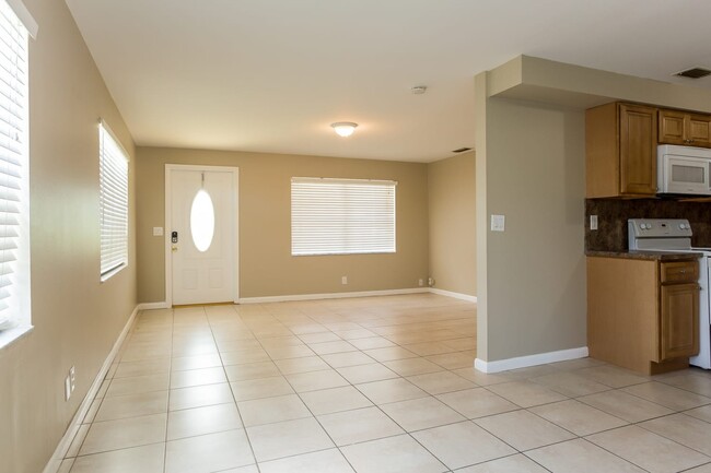 Foto del edificio - 361 Garden Blvd