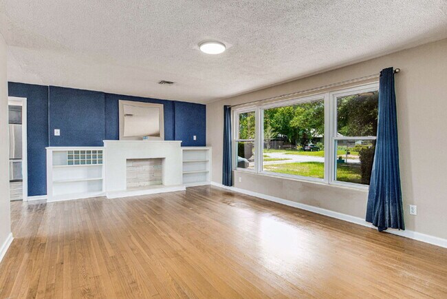 Building Photo - Beautiful East Hill home located in one of...