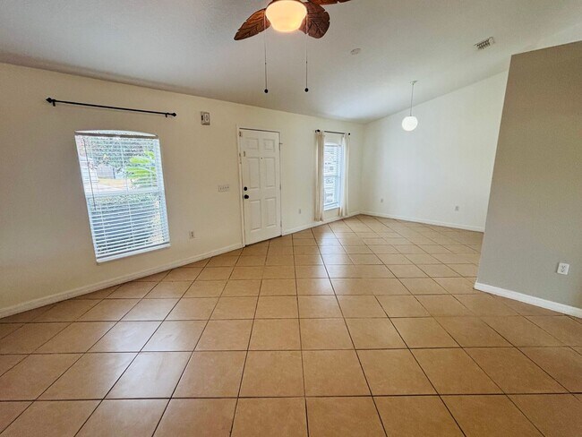Foto del edificio - Charming 3 Bed 2 Bath House W/ Solar Panels
