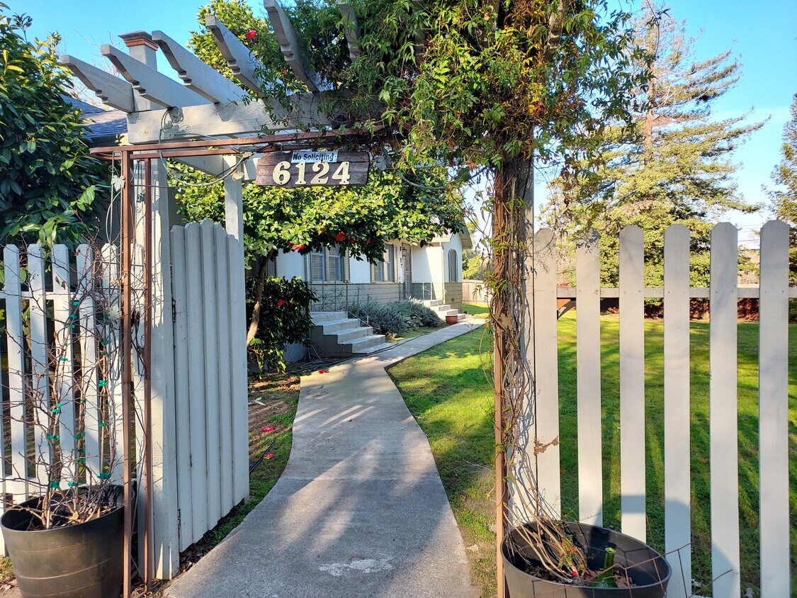 Primary Photo - 6124 Van Alstine Ave
