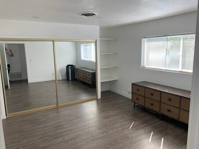 Bedroom - 390 Oak Ave