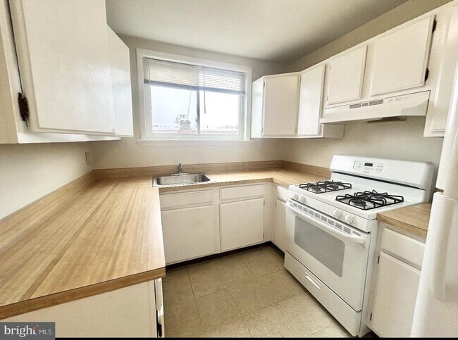 Building Photo - 1409 N 76th St