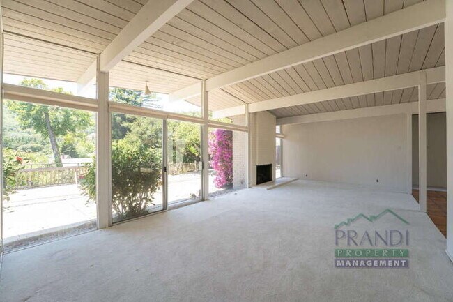 Foto del edificio - 1221 Idylberry Rd