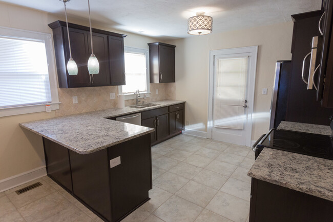 Building Photo - 4 BR 4 BA in Normaltown!
