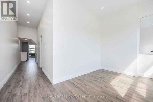 Building Photo - 414 Spadina Ave.