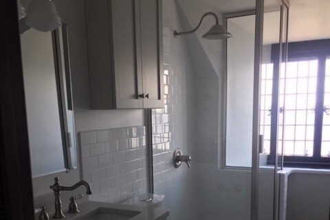 Baño - 740 E Superior St