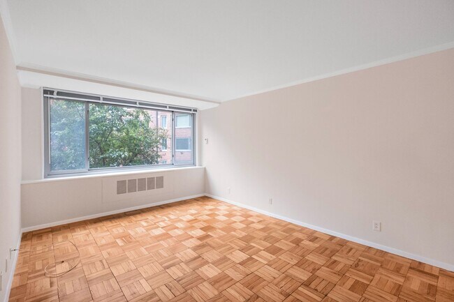 Foto del edificio - Charming 2 BR/1 BA Condo in Cathedral Heig...