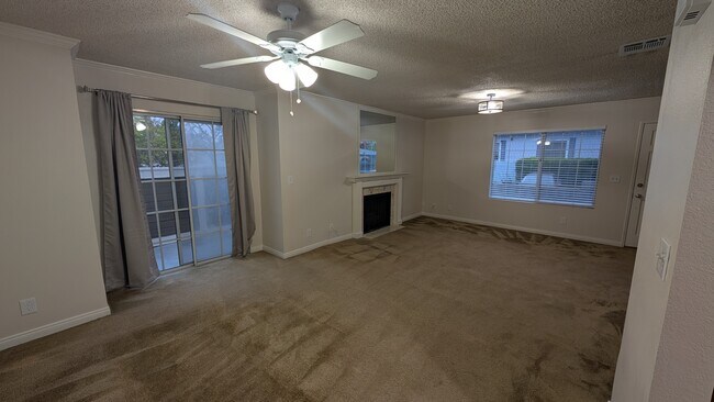 Foto del edificio - 1300 Mayflower Ave