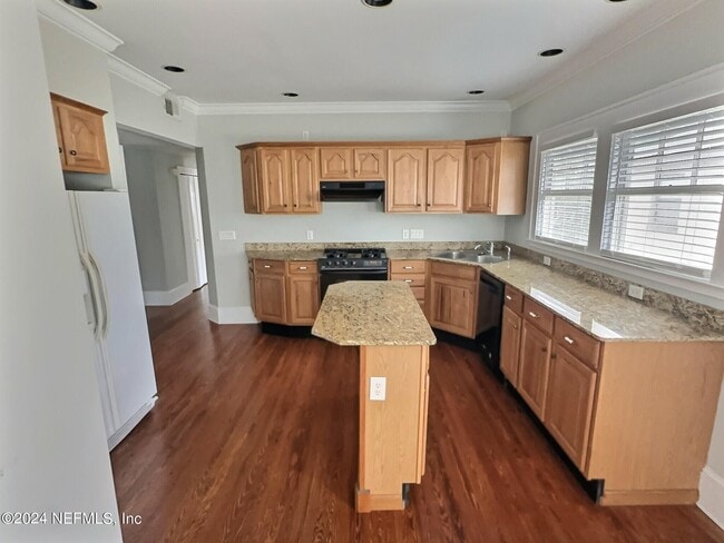Building Photo - 1732 Naldo Ave