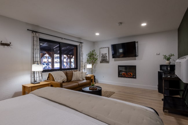 Building Photo - 1078 E White Mountain Blvd