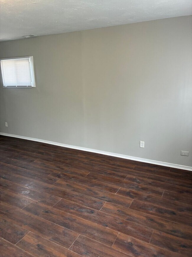 Foto del edificio - 3 Bedroom Home with Fenced Backyard