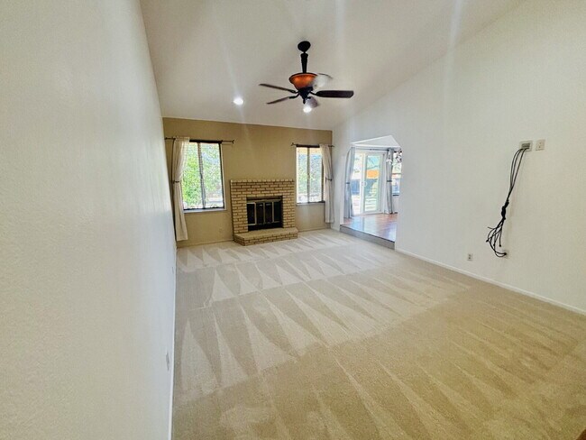 Foto del edificio - Renovated 3 bd, 2 ba in Sky Harbor