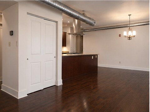 High ceilings - 33 W North Ave