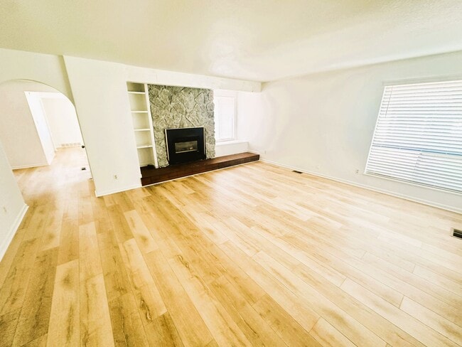 Building Photo - Completely Remodeled 4 Bed Home With Finis...