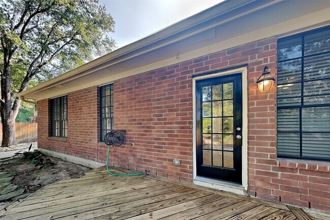 Building Photo - 6 E Summer Storm Cir