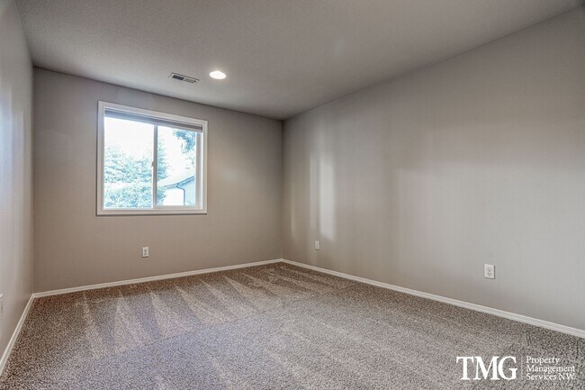 Foto del edificio - **MI Special: Feb Rent Free!!** 4 Bed 2.5 Bath Home Near Parks, Shopping, and Dining. Main Level ...