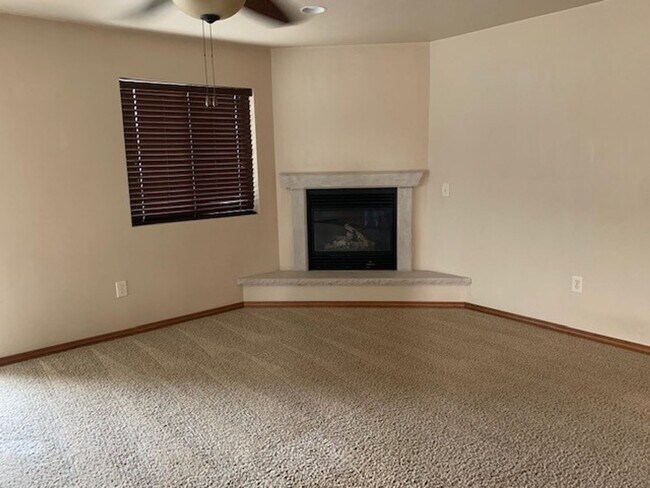 Foto del edificio - 2 Bedroom, 1 Bathroom lower level apartment