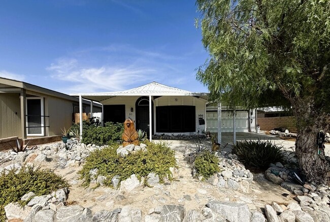 Building Photo - AVAILBLE NOW !! 2 Bedroom 2 Bathroom Home ...