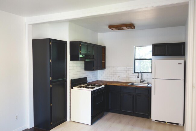 Kitchen - 1204 Singleton Ave