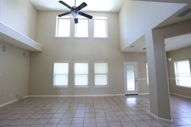 Foto del edificio - 3327 Summerwood Ln