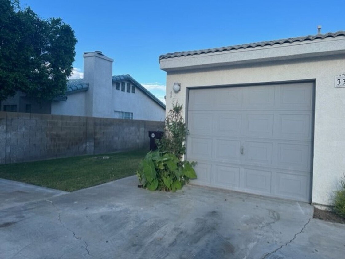 Foto del edificio - COMING SOON!! 3 Bedroom 2 Bathroom Duplex in Cathedral City!