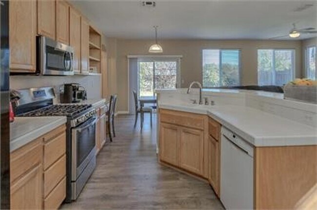 Foto del edificio - Stunning East Davis home available for fall move in!