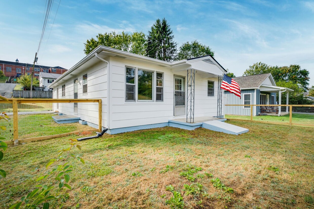 Primary Photo - 4 Bedroom 2 Baths Home Move In Ready Brist...