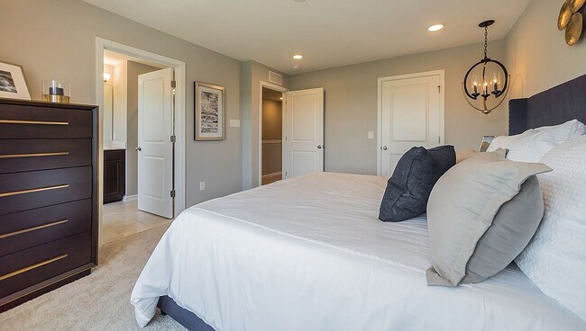 Master bedroom - 606 International Road W