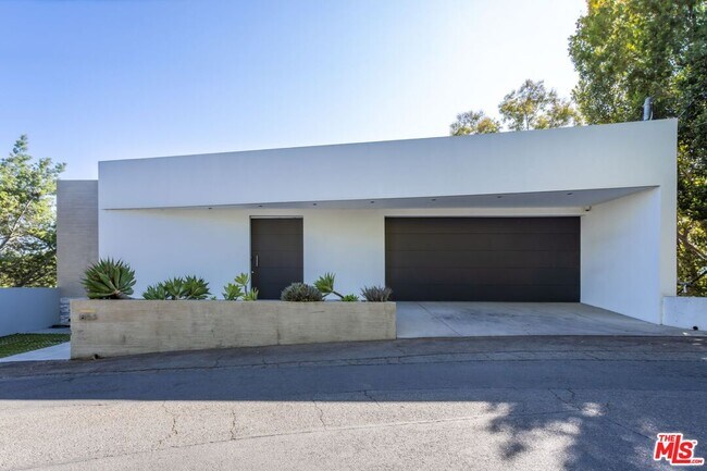 Foto del edificio - 1853 Sunset Plaza Dr
