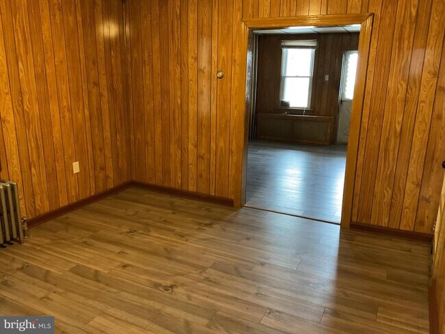 Building Photo - 221 Cherry St