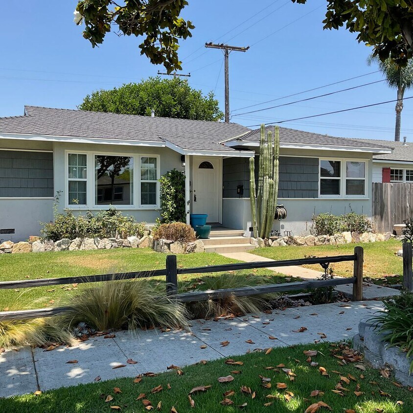 Foto principal - FOR LEASE 3 Bedroom 2 Bath Corner Lot Home