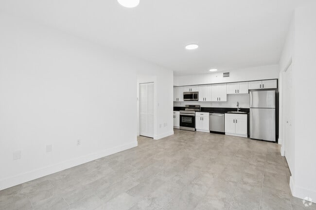4 habitaciones, 2 baños - 1220 pies cuadrados - Sala de estar y cocina - 147 NW 59th St